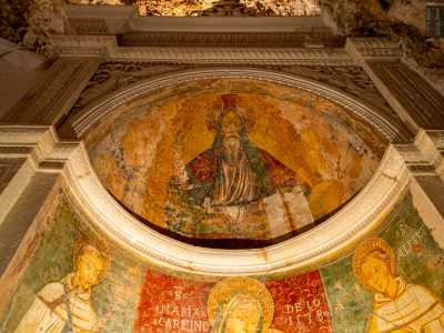 ...raffigura in alto il Cristo Pantocratore... 